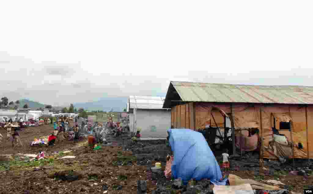 刚果民主共和国戈马附近的穆贡加难民营(Nicolas Pinault/VOA)