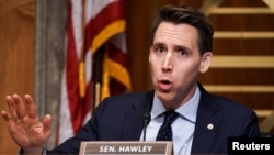 រូបឯកសារ៖ លោក​ Josh Hawley ​សមាជិក​ព្រឹទ្ធសភា​សហរដ្ឋ​អាមេរិក​ខាង​គណបក្ស​សាធារណរដ្ឋ​មកពី​រដ្ឋ Missouri​ ថ្លែងនៅក្នុងសវនាការមួយរបស់ព្រឹទ្ធសភាអាមេរិក នៅរដ្ឋធានីវ៉ាស៊ីនតោន កាលពីថ្ងៃទី១៦ ខែធ្នូ ឆ្នាំ២០២០។