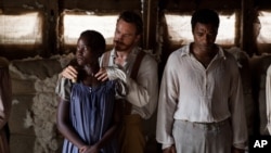 Dari kiri ke kanan, Lupita Nyong'o, Michael Fassbender dan Chiwetel Ejiofor dalam film "12 Years a Slave." (AP/Fox Searchlight)