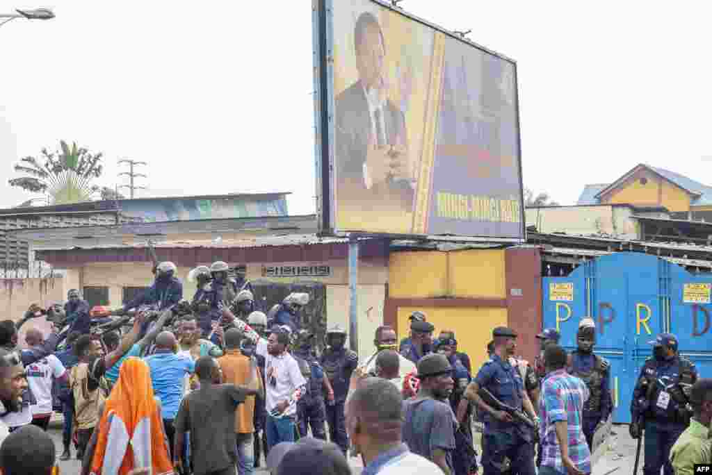 Batamboli basangani pene na paliciers na Kinshasa, 9 juillet 2020.