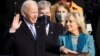 جو بایدن در کنار همسرش جیل بایدن در مراسم تحلیف ریاست جمهوری در کنگره ایالات متحده در واشنگتن - ۲۰ ژانویه ۲۰۲۱