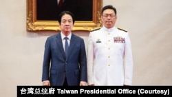 台湾总统赖清德(左)与被晋升军阶并调任台湾海巡署副署长的海军中将原圣华在总统府的晋任授阶仪式后合照。(2026年10月1日)