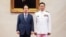 台湾总统赖清德(左)与被晋升军阶并调任台湾海巡署副署长的海军中将原圣华在总统府的晋任授阶仪式后合照。(2026年10月1日)