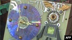 Umetničko delo napravljeno od reciklirane kompjuterske matične ploče