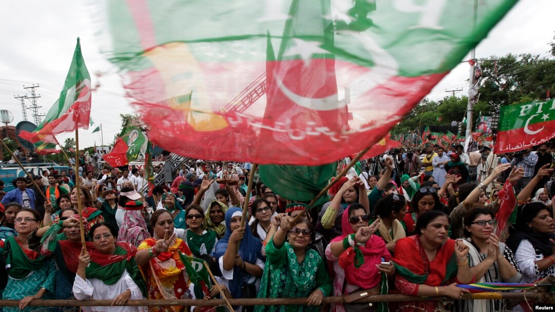 Pendukung Imran Khan, tokoh oposisi dan ketua partai politik Pakistan Tehreek-e-Insaf (PTI), menghadiri Pawai Kemerdekaan di Islamabad 16 Agustus 2014.