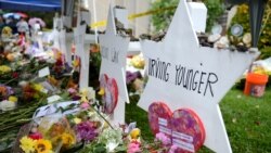 2018년 펜실베이니아주 피츠버그 유대교 회당에서 일어난 총기 난사 사건의 희생자들을 기리기 위해 꽃이 놓여져 있다.
