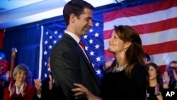 El senador electo Tom Cotton, republicano por Arkansas, abraza a su esposa Anna durante la celebración de su triunfo en North Little Rock, Arkansas. Cotton es el más joven de la nueva camada.