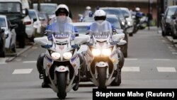 La police escorte les suspects du meurtre de la famille Troadec à Nantes en France le 6 mars 2016.