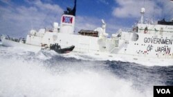 Perahu kecil dari Sea Shepherd, Steve Irwin, mendekati kapal penangkapan paus Shonan Maru #2 dekat Freemantle (8/1).