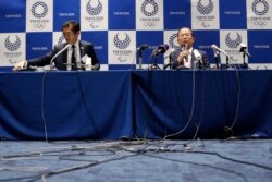 CEO Komite Penyelenggara Olimpiade Tokyo 2020 Toshiro Muto (kanan), dalam konferensi pers di Tokyo, Jepang, Senin, 30 Maret 2020.