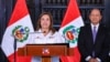 La presidenta peruana Dina Boluarte y su ministro de Trabajo, Daniel Maurate, anuncian el incremento de la remuneración mínima vital en Palacio de Gobierno el 27 de diciembre de 2024. [Cortesía: Presidencia de la República del Perú]