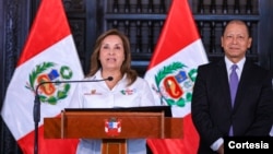 La presidenta peruana Dina Boluarte y su ministro de Trabajo, Daniel Maurate, anuncian el incremento de la remuneración mínima vital en Palacio de Gobierno el 27 de diciembre de 2024. [Cortesía: Presidencia de la República del Perú]