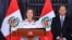 La presidenta peruana Dina Boluarte y su ministro de Trabajo, Daniel Maurate, anuncian el incremento de la remuneración mínima vital en Palacio de Gobierno el 27 de diciembre de 2024. [Cortesía: Presidencia de la República del Perú]