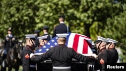 ARCHIVO - Ceremonia fúnebre en el Cementerio Nacional de Arlington el 24 de septiembre de 2021. 