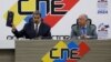 El presidente Nicolás Maduro muestra la credencial del CNE que le da como ganador de la elección de este domingo en Venezuela, en Caracas, el 29 de julio de 2024.