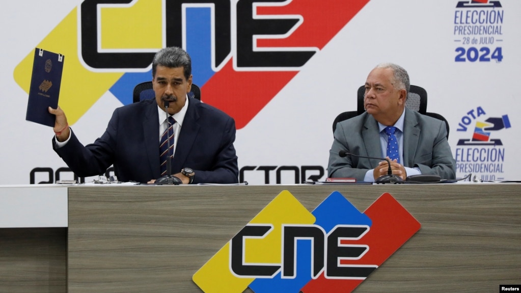 El presidente Nicolás Maduro muestra la credencial del CNE que le da como ganador de la elección de este domingo en Venezuela, en Caracas, el 29 de julio de 2024.