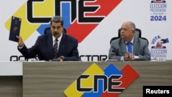 El presidente Nicolás Maduro muestra la credencial del CNE que le da como ganador de la elección de este domingo en Venezuela, en Caracas, el 29 de julio de 2024.