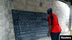 El maestro Jackson Adesanya, imparte clases presenciales en Lagos, la capital de Nigeria, después de que las autoridades establecieran el confinamiento para prevenir el contagio por COVID-19. Abril 25 de 2020.