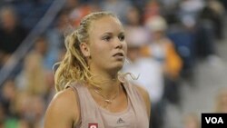 Caroline Wozniacki melaju ke final Pan Pacific Terbuka di Tokyo. Ia berpeluang menempati posisi nomor satu dunia jika berhasil menjuarai turnamen ini dan mencapai paling tidak babak perempatfinal di Beijing pekan depan.