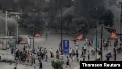 21일 나이지리아 수도 라고스에서 경찰의 가혹행위에 항의하는 시위대가 타이어를 불태웠다.