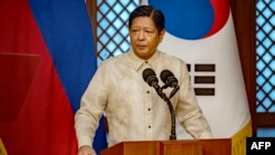 Presiden Filipina Ferdinand Marcos menyampaikan pidato di Istana Malacanang di Manila pada 7 Oktober 2024. (Foto: AFP)