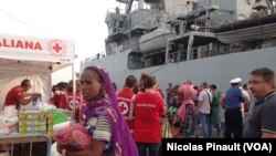 Des migrants érythréens débarquent dans le port de Catane après avoir été sauvés en Méditerranée, Sicile, 6 octobre 2015 (Nicolas Pinault/VOA).