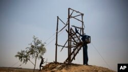 Seorang pria Palestina memeriksa pos pemeriksaan militer yang terkena serangan tank Israel di Khan Younis, jalur Gaza, Minggu, 27 Mei 2018.