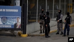 Agentes de la policía política venezolana custodian la sede del Servicio Bolivariano de Inteligencia Nacional (SEBIN) en Caracas, en mayo de 2018.