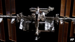 Foto facilitada por la NASA muestra la Estación Espacial Internacional desde el SpaceX Crew Dragon Endeavour durante un vuelo alrededor del laboratorio orbital que tuvo lugar tras su desacoplamiento del puerto orientado al espacio del módulo Harmony, el 8 de noviembre de 2021.