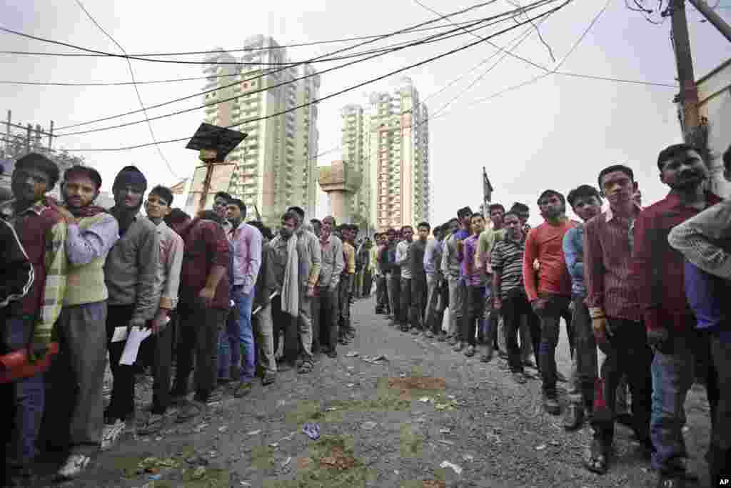 بھارت کے تقریباً سبھی بینکوں میں کرنسی نوٹ تبدیل کرانے والوں کی لمبی قطاریں لگی ہوئی ہیں۔