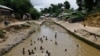 Sejumlah anak-anak Rohingya tampak bermain di sungai kecil di kamp pengungsi Kutupalang di Cox's Bazar, Bangladesh, pada 26 Juni 2024. (Foto: Reuters/Mohammad Ponir Hossain)