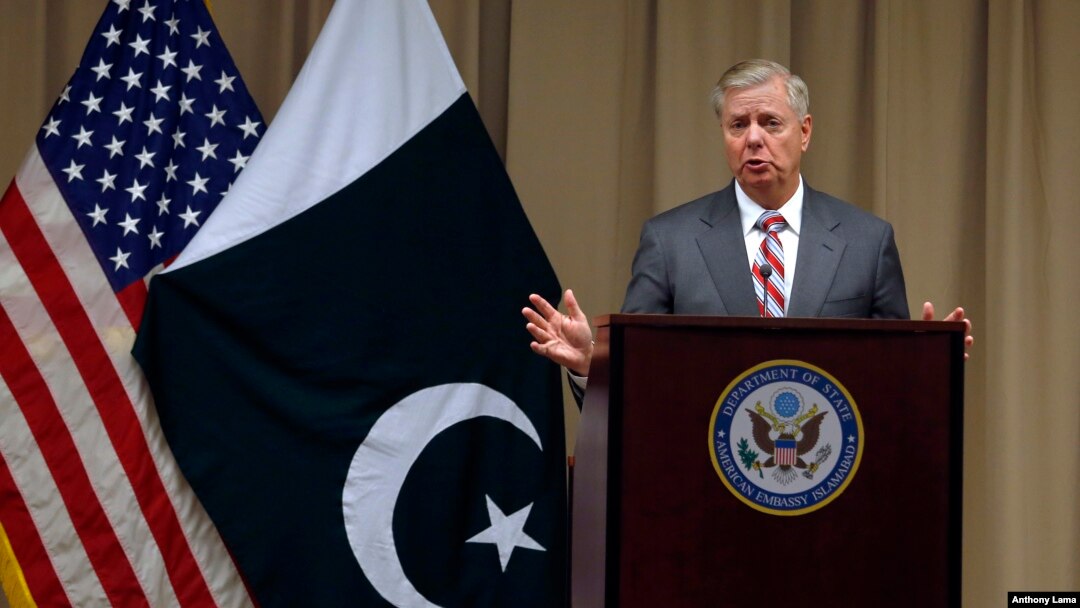 Respublikachi senator Linzi Grem Pokiston hukumati bilan uchrashuvdan so'ng Amerika elchixonasida nutq so'zlamoqda. Islomobod. 20-yanvar, 2019