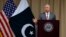 Respublikachi senator Linzi Grem Pokiston hukumati bilan uchrashuvdan so'ng Amerika elchixonasida nutq so'zlamoqda. Islomobod. 20-yanvar, 2019