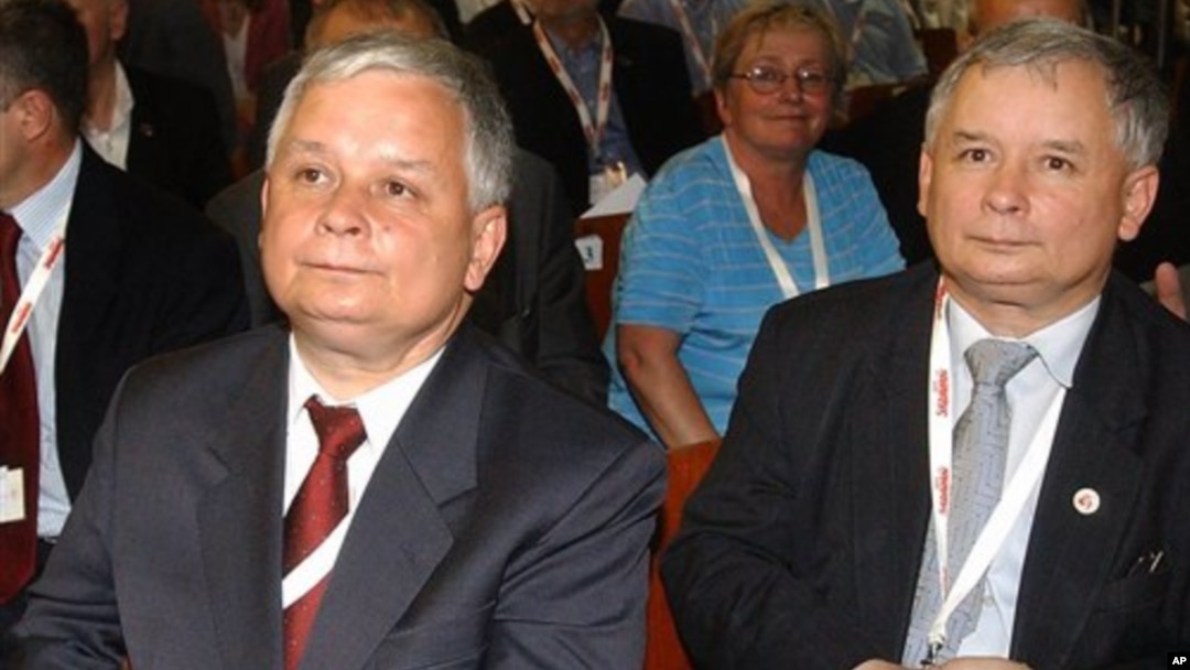 Lech Kaczynski (kiri) dan Jaroslaw Kaczynski, saudara kembar pernah menjabat sebagai Presiden dan PM Polandia (foto: dok). Saudara kembar identik memiliki DNA sama, besar kemungkinan memiliki keyakinan politik serupa.