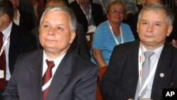 Lech Kaczynski (kiri) dan Jaroslaw Kaczynski, saudara kembar pernah menjabat sebagai Presiden dan PM Polandia (foto: dok). Saudara kembar identik memiliki DNA sama, besar kemungkinan memiliki keyakinan politik serupa.