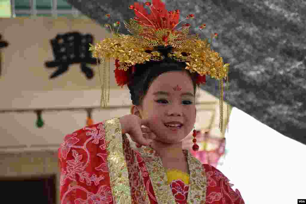 「小武則天」向在場圍觀的觀眾揮手。（美國之音湯惠芸攝）