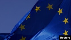 位于布鲁塞尔欧盟总部大楼前迎风飘扬的欧盟旗帜。（路透社资料照）