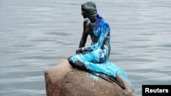 La Petite Sirène de Copenhague recouverte de peinture par acte de vandalisme, 14 juin 2017. Au cours des dernières décennies, la statue a été la cible de plusieurs dégradations. (Scanpix Danemark/Bax Lindhardt via REUTERS)