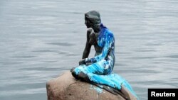 Patung "The Little Mermaid" di Copenhagen, Denmark, menjadi sasaran vandalisme, 14 Juni 2017. (Scanpix Denmark/Bax Lindhardt via REUTERS). 