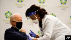 Presiden terpilih Joe Biden menerima dosis pertama vaksin virus corona di Rumah Sakit ChristianaCare di Newark, Delaware, Senin, 21 Desember 2020. (Foto AP / Carolyn Kaster)