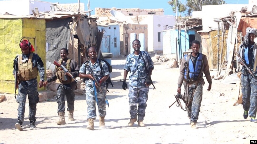 Beberapa tentara melakokan patroli di kawasan Puntland (foto: dok).