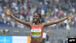 Beatrice Chepkoech célèbre sa victoire sur 3000m Steeple lors des Mondiaux à Doha, Qatar, le 30 septembre 2019. 