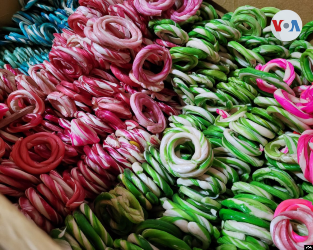 En mesas preparadas en honor de la persona fallecida, se coloca su fotografía, comida y bebida favoritos, panes especiales conocidos como &ldquo;t&rsquo;antawawas&rdquo;, masitas, dulces, flores, agua y un crucifijo.