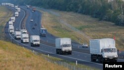 El convoy ruso viaja por una carretera al sur de Voronezh, del lado ruso de la frontera con Ucrania.