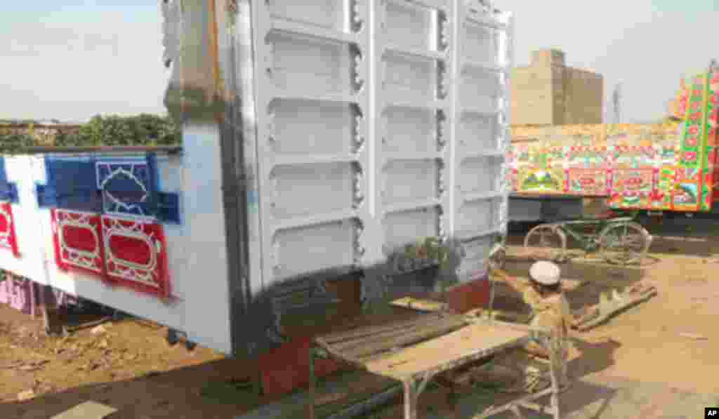 پاکستان کښې په ټرکونو د گل کارۍ او د ټرکونو ښکلې کولو هنر