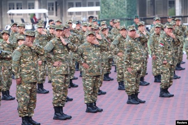 Presiden Prabowo Subianto menghadiri sesi pemanasan selama retret bersama para menteri kabinet Merah putih yang baru dilantik, di akademi militer di Magelang, Jawa Tengah, 25 Oktober 2024. (Tim Media Prabowo/Handout via REUTERS)