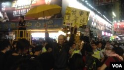 大批市民连续第二晚在旺角与警方“巷战” （美国之音海彦拍摄 ）