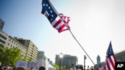 People attend a tea party protest in Washington, 15 Apr 2010