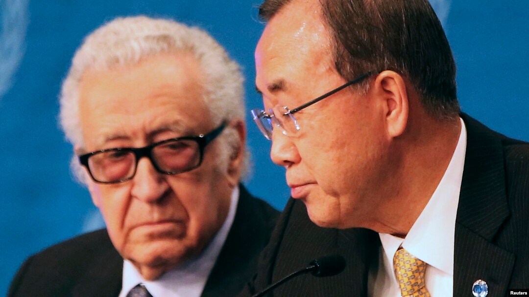 Utusan khusus PBB untuk Suriah Lakhdar Brahimi berbicara dengan Sekjen PBB Ban Ki-moon (kanan) dalam jumpa pers usai pembicaraan damai di Montreux (22/1).