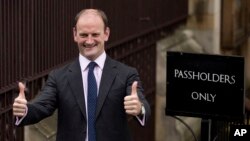 ARSIP – Douglas Carswell, yang saat itu baru saja ditunjuk menjadi anggota Parlemen yang mewakili Partai Kemerdekaan Inggris, memberi tanda dua ibu jari ke atas saat ia tiba untuk bersiap-siap menjadi anggota di Gedung Parlemen di London, 13 Oktober 2014 (foto: AP Photo/Matt Dunham, Arsip)